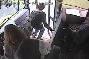 NA KORAK OD SMRTI! Samo zahvaljujući brzim refleksima vozačice autobusa dečak ostao živ! (VIDEO)