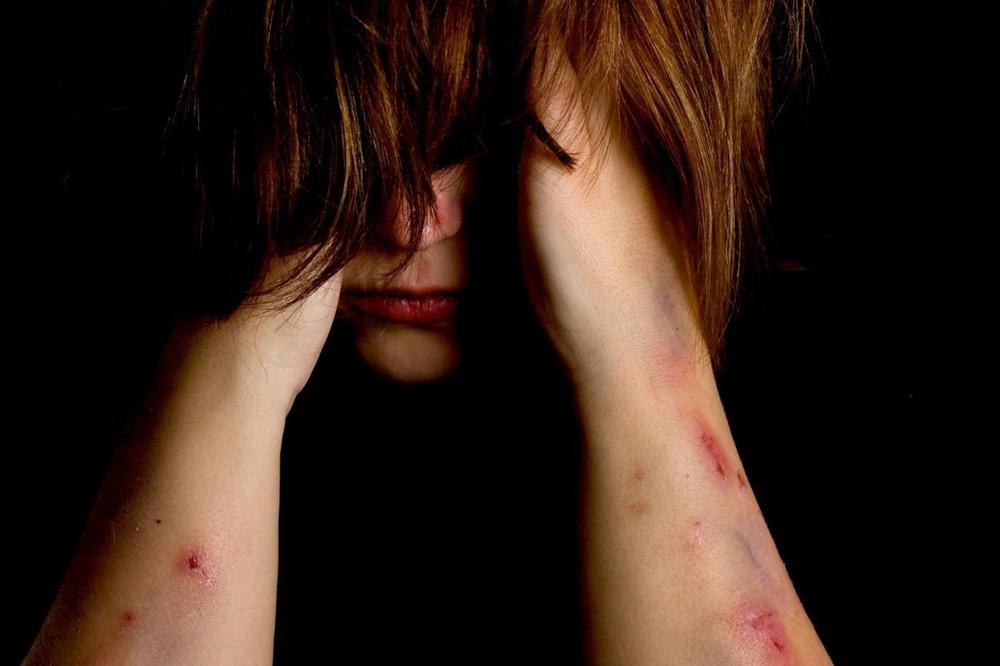 PRETUKAO ŽENU U PORODIČNOJ KUĆI: Nasilje ne jenjava, sve više slučajeva zlostavljanja u porodici, uhapšen muškarac u Preševu