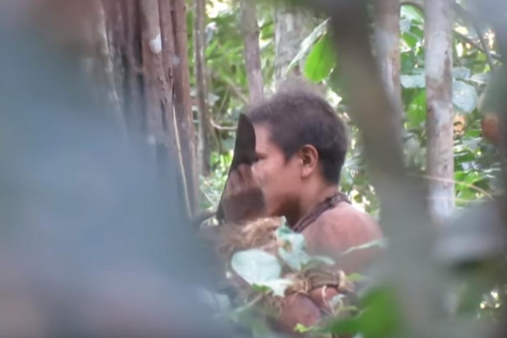 DOK JE SNIMAO IZOLOVANO PLEME SEVNULA MAČETA: Ovo je redak snimak domorodaca iz amazonske prašume kojima preti istrebljenje! (VIDEO)