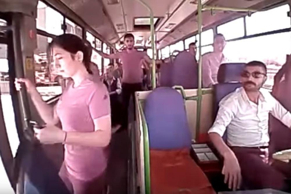 PODLETELA POD TOČKOVE: Devojka poginula nakon što je izašla iz autobusa u pokretu! Vozilo prešlo preko nje, nije joj bilo spasa! Kamere snimile bizarnu tragediju (VIDEO)