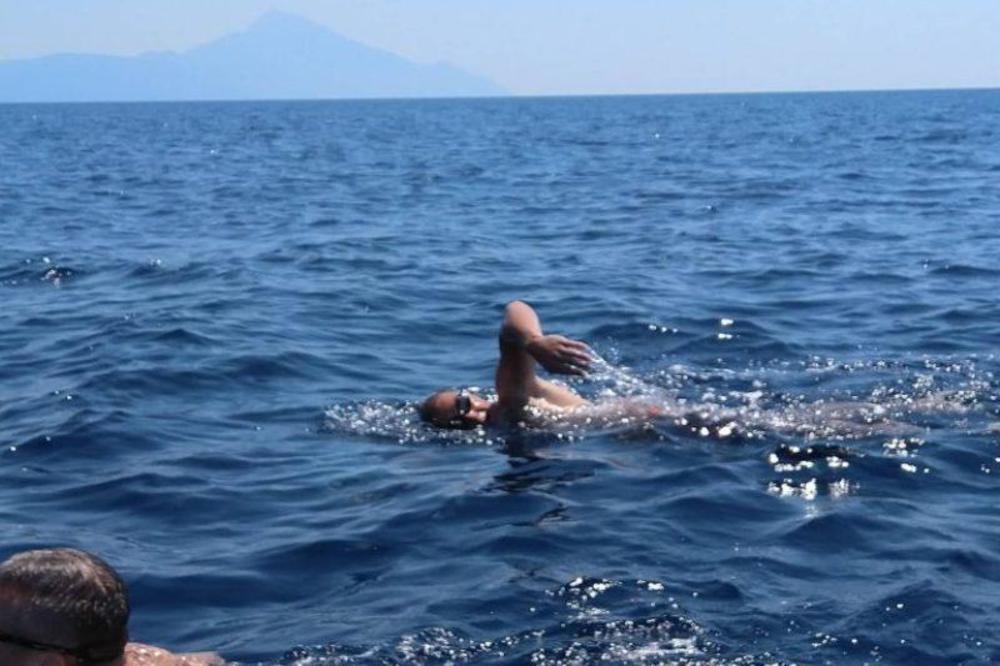 KAKAV PODVIG UROŠA IZ PIROTA! ZA 9 SATI PREPLIVAO 21 KILOMETAR NA OTVORENOM MORU: Vežbao na Ohridskom jezeru, sad se sprema da pliva od Francuske do Velike Britanije (FOTO, VIDEO)