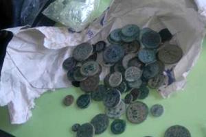 KAKVA ZAPLENA SRPSKIH CARINIKA NA GRADINI: Turčin u duplom dnu kutije krio veliku kolekciju novčića, utvrđuje se vrednost i autentičnost (FOTO)
