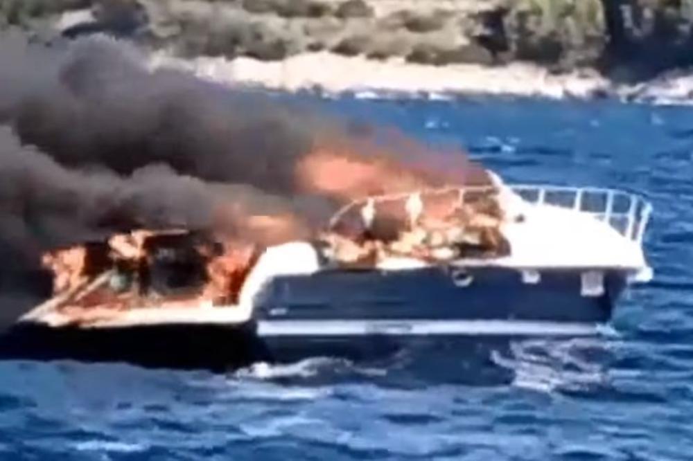 POTONULA JAHTA KOD HVARA: Prvo se zapalila, a onda je nestala u moru! Spasena dva stranca! (VIDEO)