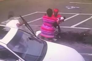 MAJKA SE POTUKLA NA PARKINGU, PA ISPUSTILA BEBU: Čupala je i udarala drugu ženu, a sada je optužena za ubistvo svog deteta! Jezivi snimak šokirao i policiju! (VIDEO)