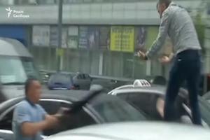 MOMAK SKOČIO NA AUTO PETRA POROŠENKA: Isprskao telohranitelja sprejom pa dobio udarac kišobranom! (VIDEO)