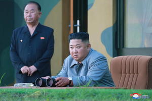 NJEMU NIŠTA NE MOŽE DA PROMAKNE: Kim nadgledao testiranje novog oružja! Zadovoljan je uspehom svoje vojske!