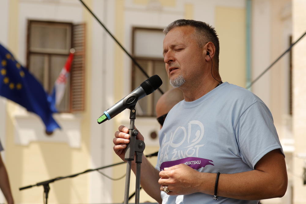 SRAMOTA! TOMPSON PEVA NA GODIŠNJICU OLUJE: Kontroverzi pevač koji veliča ustaštvo pozvan u Split