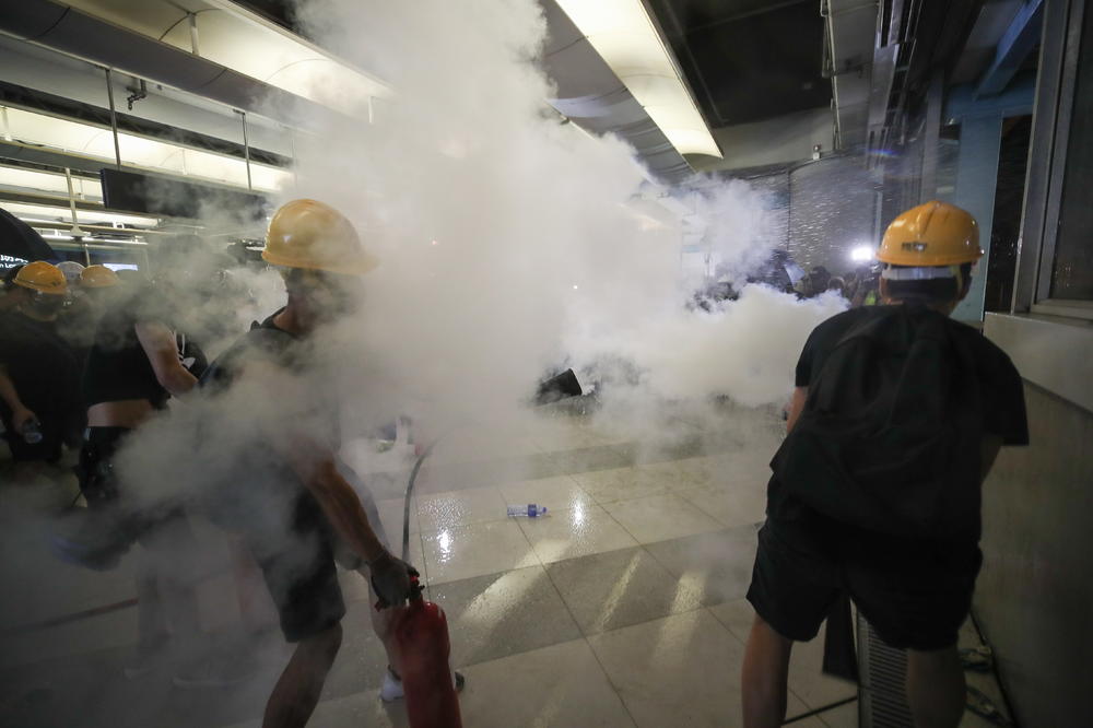 OPET SUZAVAC U HONGKONGU: Demonstranti pobesneli zbog zabrane nošenja maski, metro i dalje ne radi, grad u totalnom haosu (VIDEO)