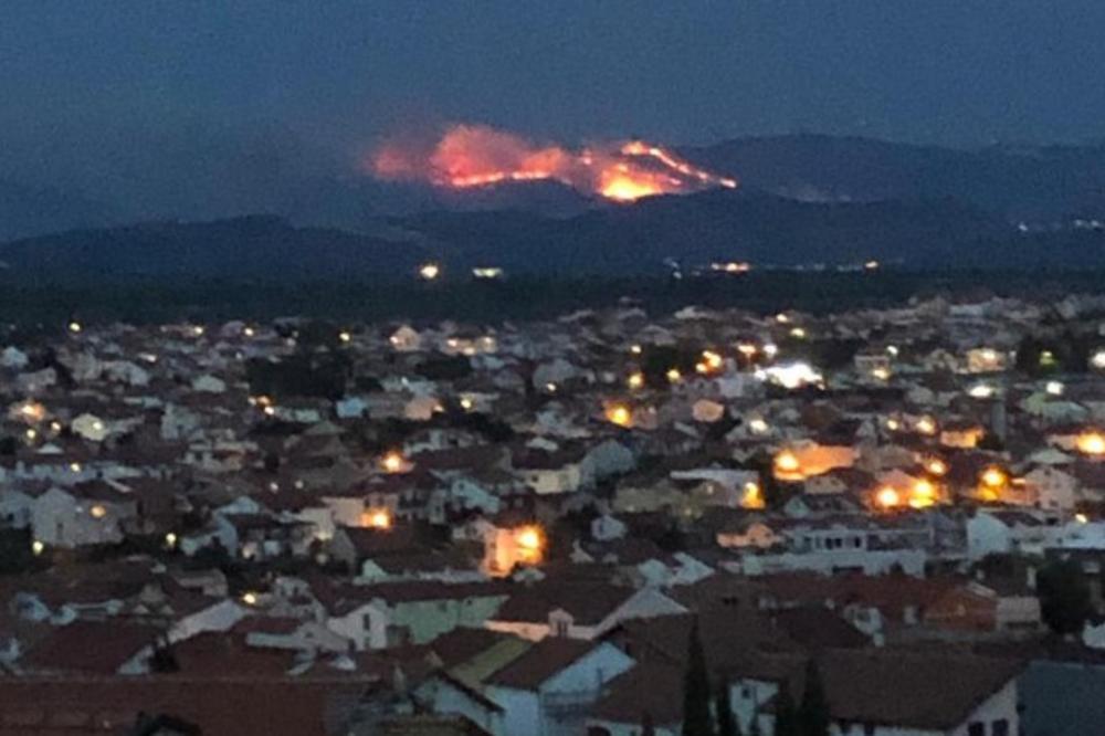 TEŠKA NOĆ PRED VATROGASCIMA U ŠIBENIKU: Vatra stigla na 50 metara od kuća! (VIDEO)