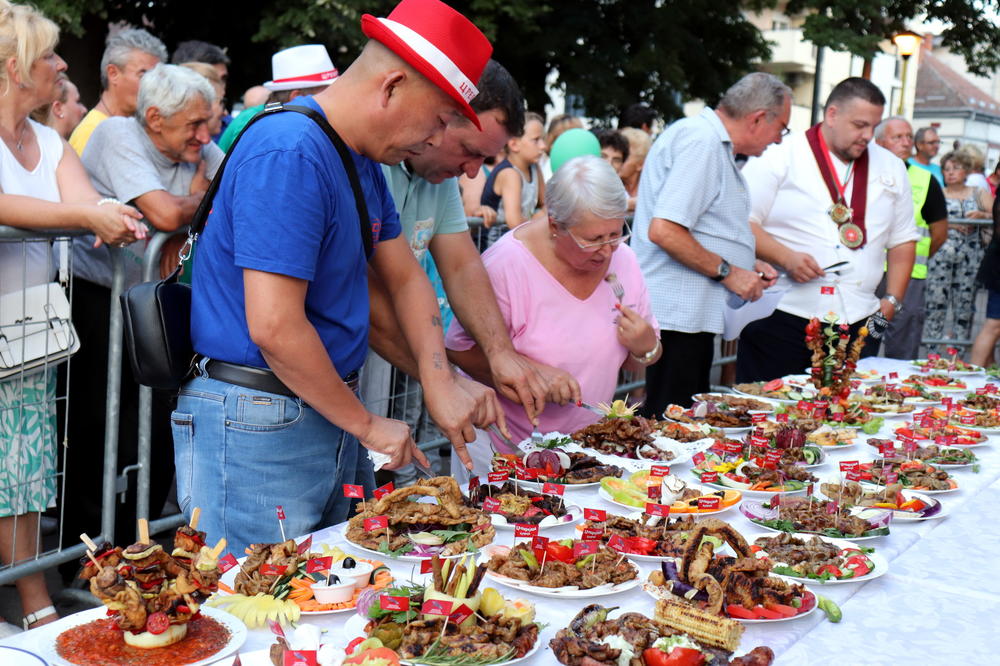 ZNATE LI ŠTA JE CREVARIJADA? Više od 50 ekipa se u Ćupriji takmičilo u spremanju ovih jela, a nadmetali se i u jedenju ljutih paprika (FOTO)