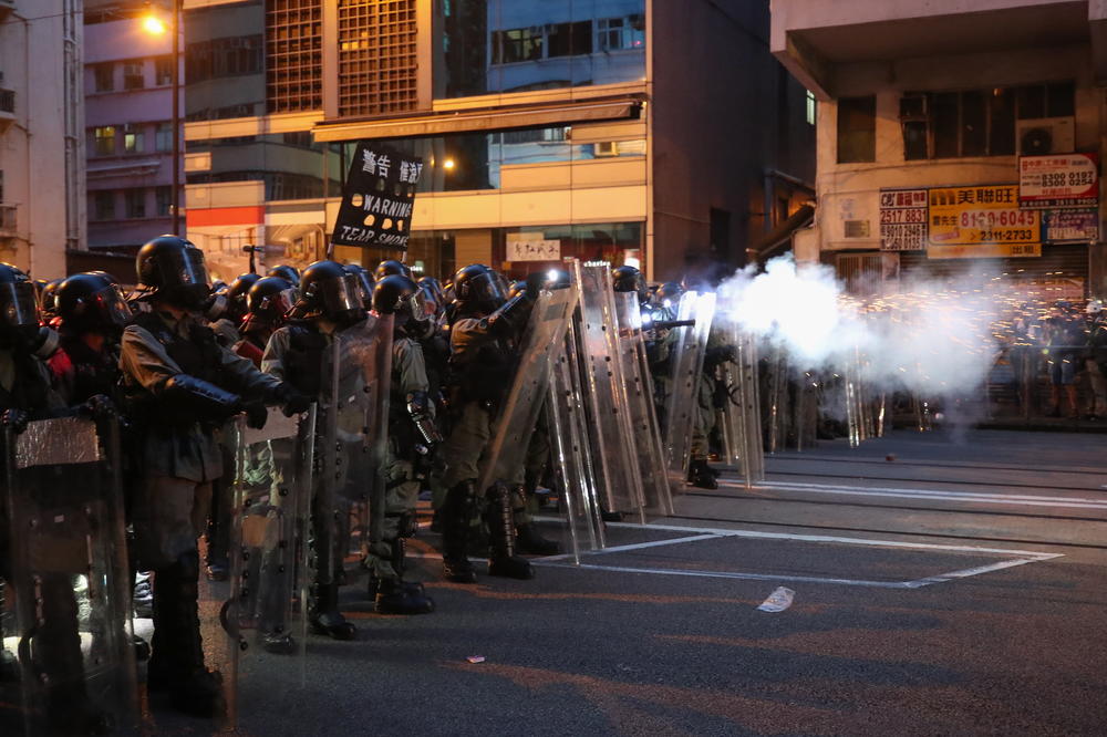 PEKING POZIVA VLADU HONGKONGA DA KAZNI NASILNE PROTESTE: Posle brutalnih okršaja između policije i demonstranata, Kina traži da se uspostavi red! (VIDEO)
