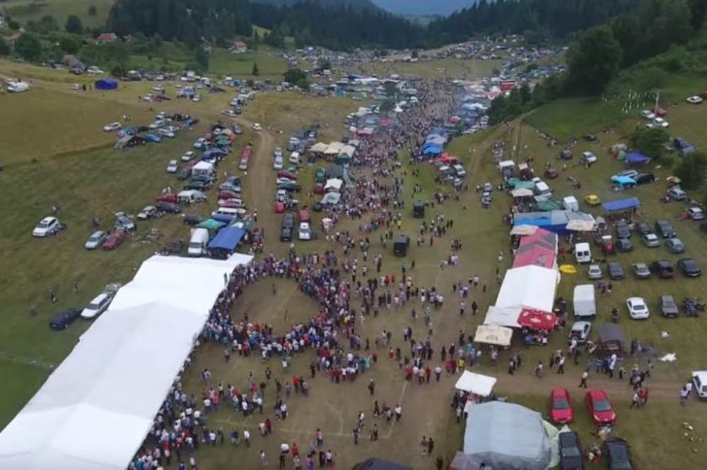 OVAKO JE IZGLEDALA NAJVEĆA BOSANSKA KORIDA: Bančilo se od ranog jutra, a posetioci su objasnili zašto svake godine dolaze na ovu feštu! (VIDEO)