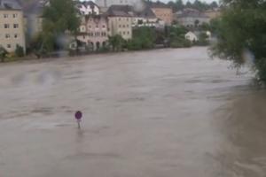 AUSTRIJA POD VODOM: Padavine dovele do velikih poplava, deo zemlje odsečen od ostatka sveta! Građanima se savetuje da ostanu u svojim kućama! (FOTO, VIDEO)