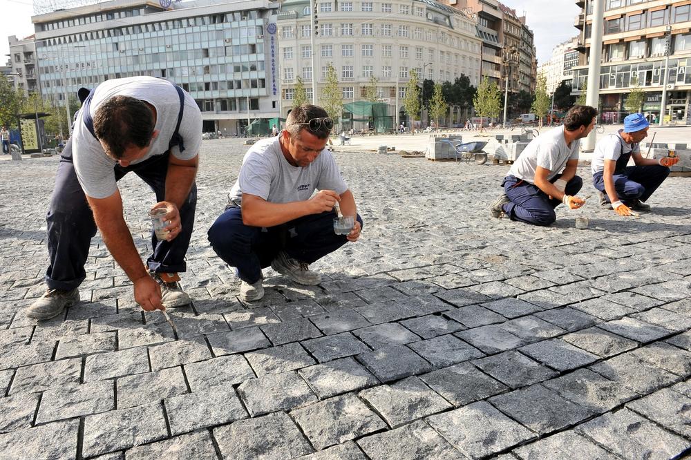 RADOVI NA TRGU REPUBLIKE BLIŽE SE KRAJU, POGLEDAJTE KAKO SAD IZGLEDA KOD KONJA: Ostalo još da se uradi 700 metara kvadratnih kocki i da se postave klupe (FOTO)