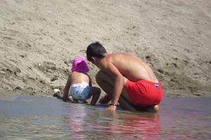 NOVAK NA RADNOM ODMORU SA PORODICOM: Pogledajte kako Đokovići uživaju na plaži u Marbelji! Najbolji teniser sveta malo vežba, pa se igra s decom u pesku (FOTO)