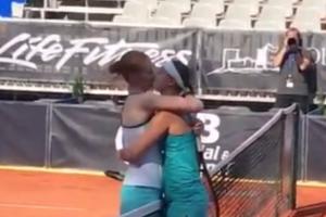 LEZBO AKCIJA NA MREŽI: Dve teniserke posle meča se zagrlile i POLJUBILE pred publikom! Potpuni HIT (VIDEO)