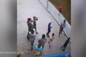 SKANDALOZNA ALBANSKA PROVOKACIJA: Pljunuli na srpske žrtve! Slikali se sa znakom dvoglavog orla ispred spomenika zverski ubijenim srpskim žeteocima u Starom Gracku (VIDEO)