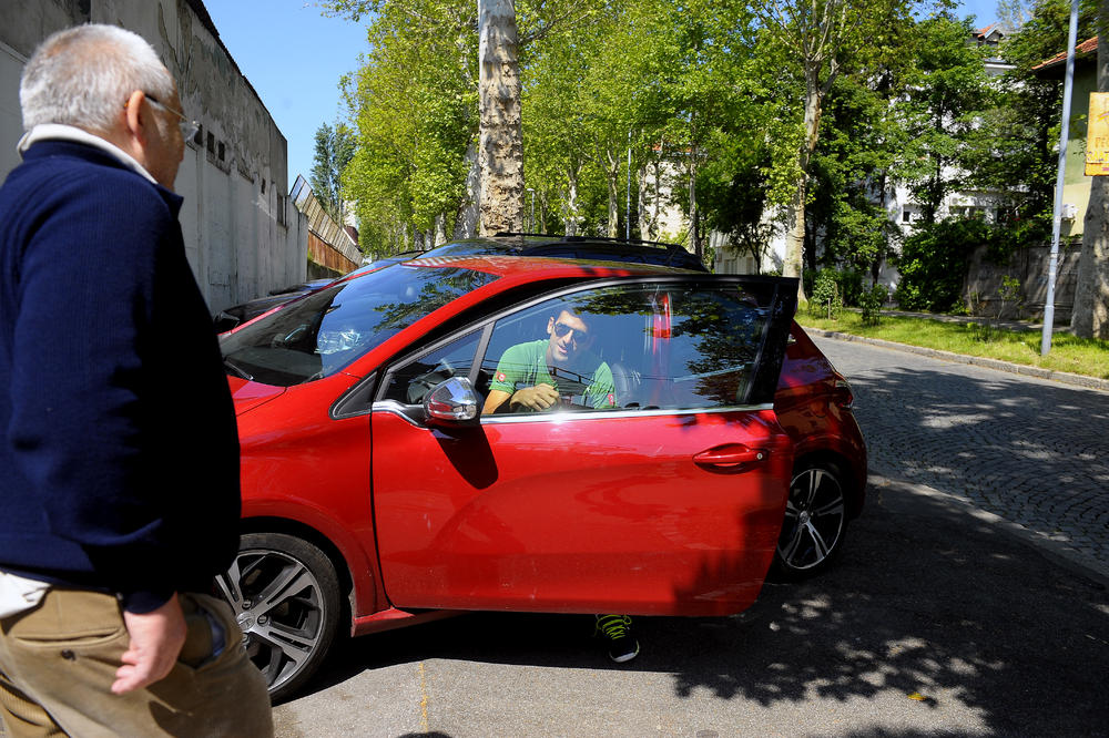 ŠOK! NOLE NA AUTO-PUTU NOVI SAD-SUBOTICA: Vozači zastajali da ga vide i slikaju! (FOTO)