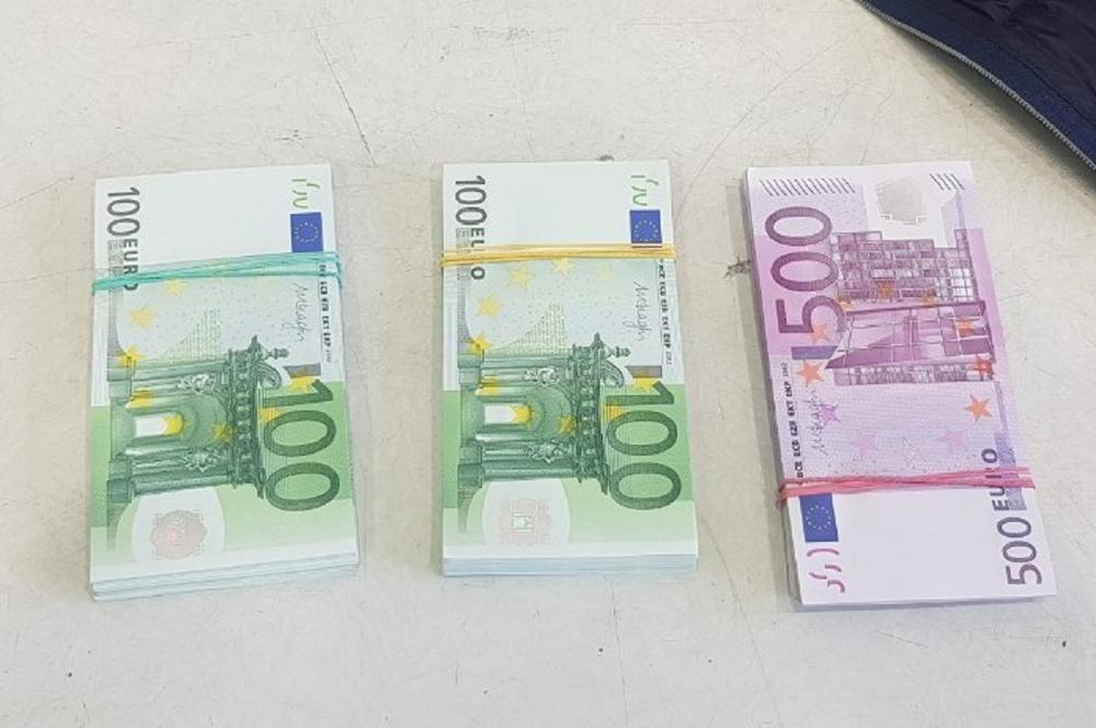 Купюры евро номиналы. Как выглядят евры. Евры как выглядят. 500. Три тысячи евро одной купюрой. Рисунки факе деньги евра.