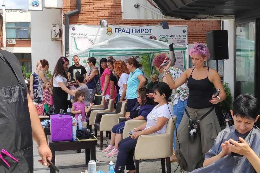 PIROĆANCI ODUŠEVILI SRBIJU OVIM HUMANIM GESTOM: Pola grada pohrlilo na šišanje na otvorenom, a sve sa namerom da pomognu bolesnom dečaku od 13 godina! (FOTO)