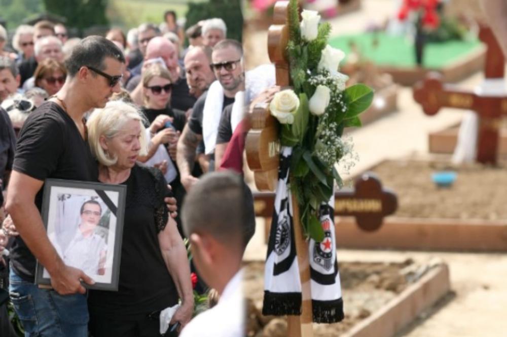 LJUBAV PREMA PARTIZANU JAČA OD BOLA: Marko Bulat grlio sliku brata Igora, a na krstu stavio simbol njihove velike ljubavi (FOTO, KURIR TV)