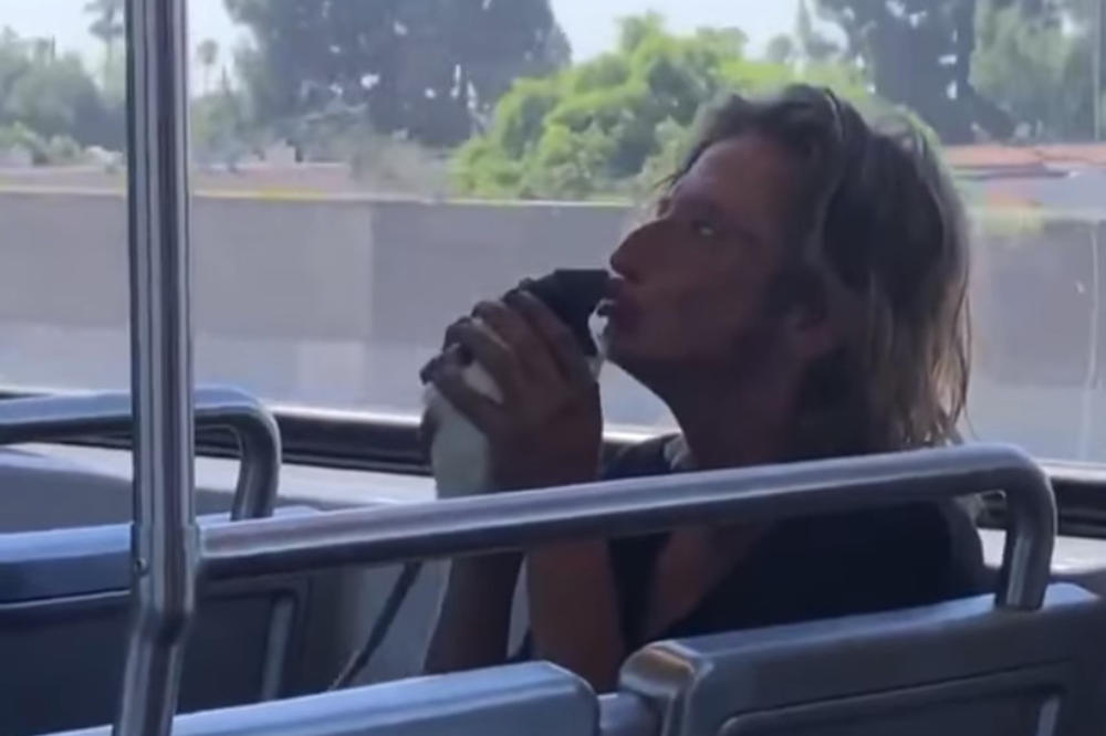 DA VAM SE ZGADI: Čovek u javnom prevozu RADIO OVO svom kućnom ljubimcu, ljudi zamalo povraćali (VIDEO)