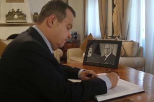 DAČIĆ SE UPISAO U KNJIGU ŽALOSTI POVODOM SMRTI PREDSEDNIKA TUNISA: Srbija i njeni građani žale za odlaskom velikog državnika i prijatelja naše zemlje