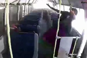 ČUDOM PREŽIVELI STRAVIČAN SUDAR! Kombi se zakucao u školski autobus i prevrnuo ga! PUTNICI LETELI PO VOZILU! (VIDEO)