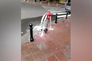 VODA ŠIKLJA NA SVE STRANE U CENTRU BEOGRADA: Procurio hidrant u Hilandarskoj ulici, ne zna se da li ga je neko udario (FOTO, VIDEO)