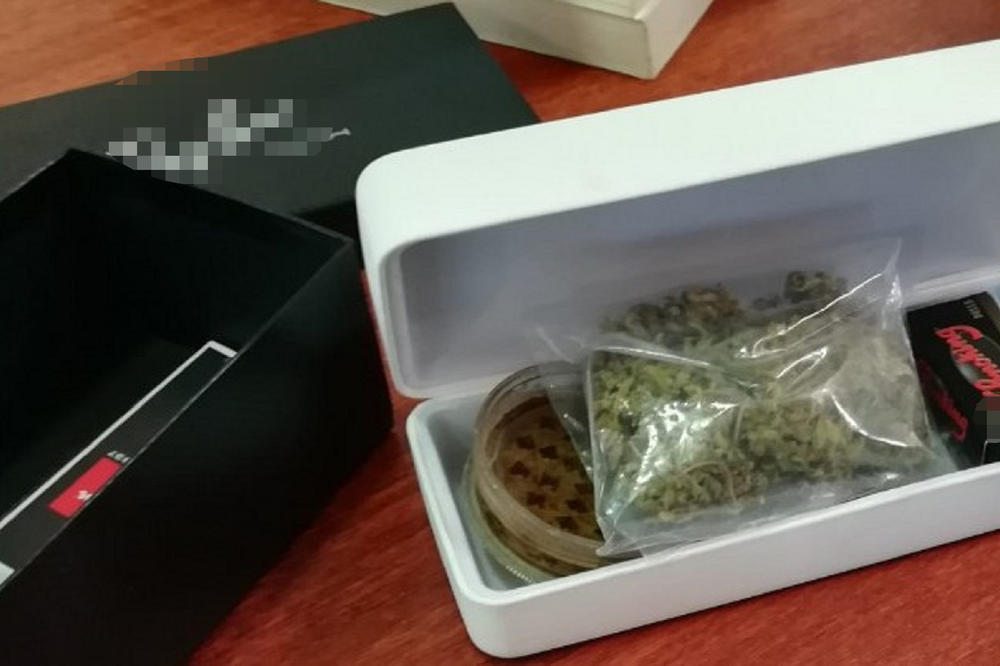 RUMUN U FUTROLI ZA NAOČARE KRIO DROGU: Kad su ga carinici otkrili, sin (20) rekao da je marihuana njegova (FOTO)