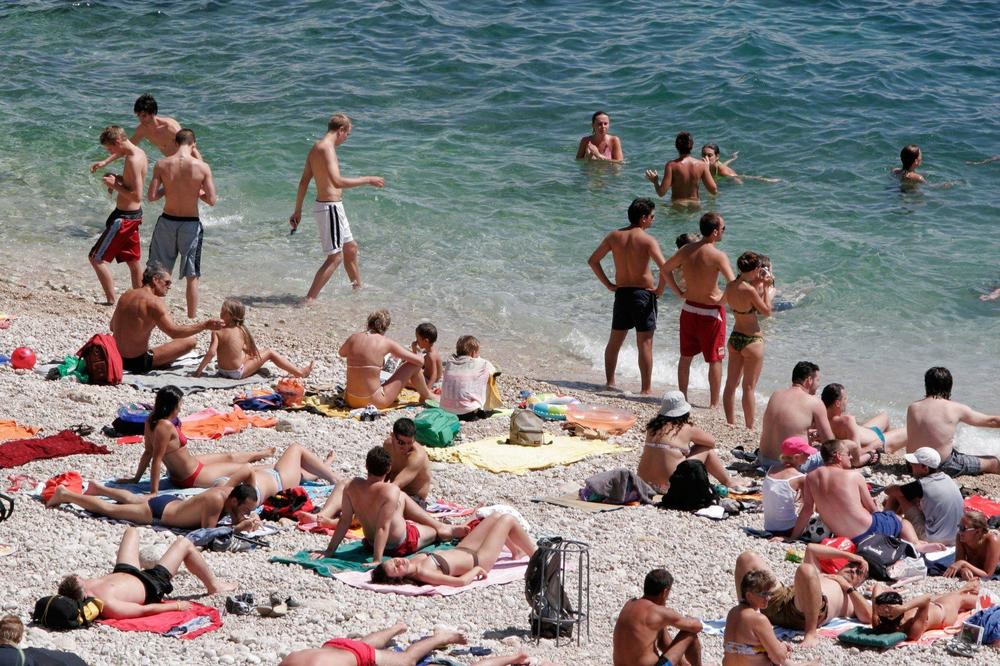 UZBUNA ZA KUPAČE: Fekalije preplavile more na još jednoj plaži kod Dubrovnika