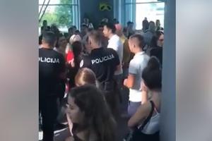 POLICIJA MORALA DA INTERVENIŠE: Putnici pobesneli jer im je let kasnio 8 sati! (VIDEO)