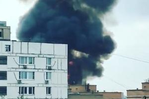 GORI NAPUŠTENA ZGRADA U CENTRU MOSKVE: Vatra preti da zahvati okolna gradilišta i benzinsku pumpu! 67 vatrogasaca se bori sa požarom! (VIDEO)