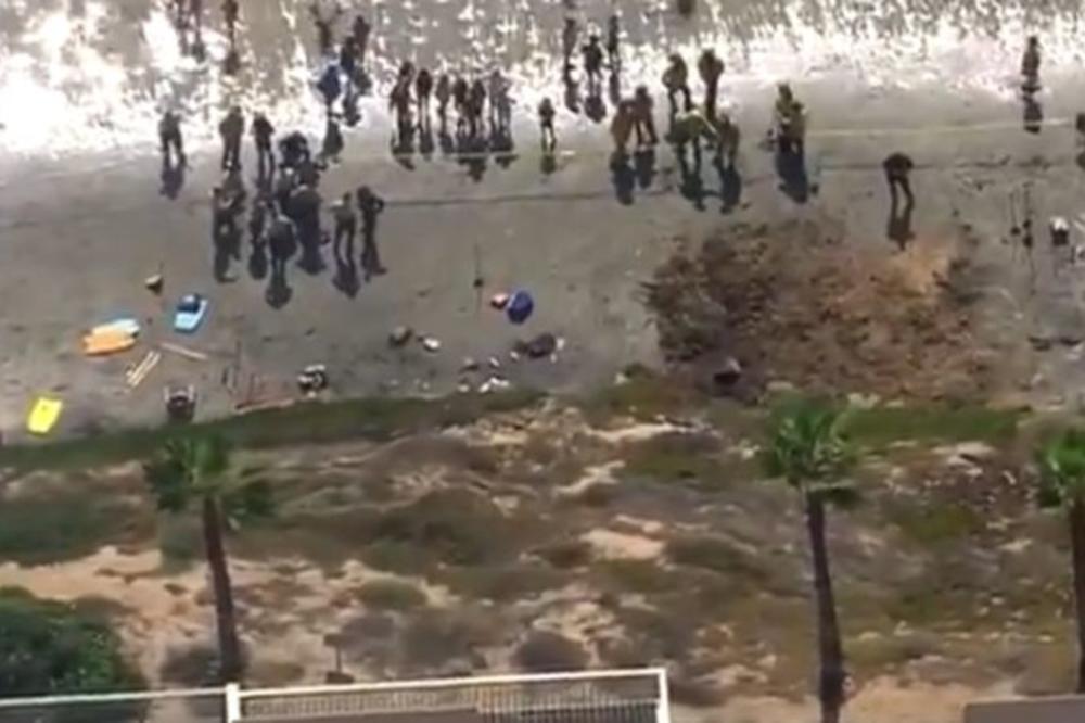 HOROR NA POPULARNOJ PLAŽI U KALIFORNIJI: Obrušila se stena, poginulo troje ljudi, dok je dvoje povređeno! Kamenje i pesak padali po posetiocima! (VIDEO)