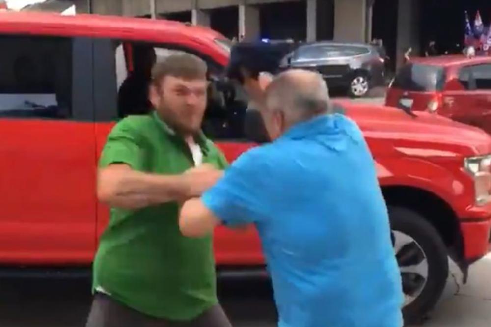 NASRNUO JE NA ČOVEKA KOJI JE PROTESTOVAO PROTIV TRAMPA: Udarao ga je u glavu, a onda ga je policija odvela! (VIDEO)