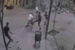 DRAMATIČNA SCENA NA ULICAMA BARSELONE: Grupa mladića napala dvojicu turista! Pretukli ih, pa opljačkali! (VIDEO)