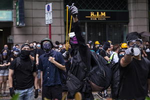 NOVI HAOS U HONGKONGU! DEMONSTRANTI PRIPUCALI IZ PRAĆKI, POLICAJCI ODGOVORILI SUZAVCEM: Protest počeo mirno, a onda napadnuta policijska stanica (FOTO, VIDEO)