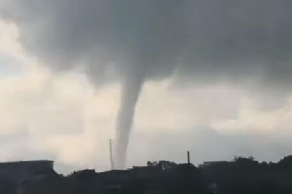 TORNADO NAPRAVIO HAOS U SOČIJU: Ljudi snimali kako besni kod obale, a onda je protutnjao i blizu zgrada! (VIDEO)