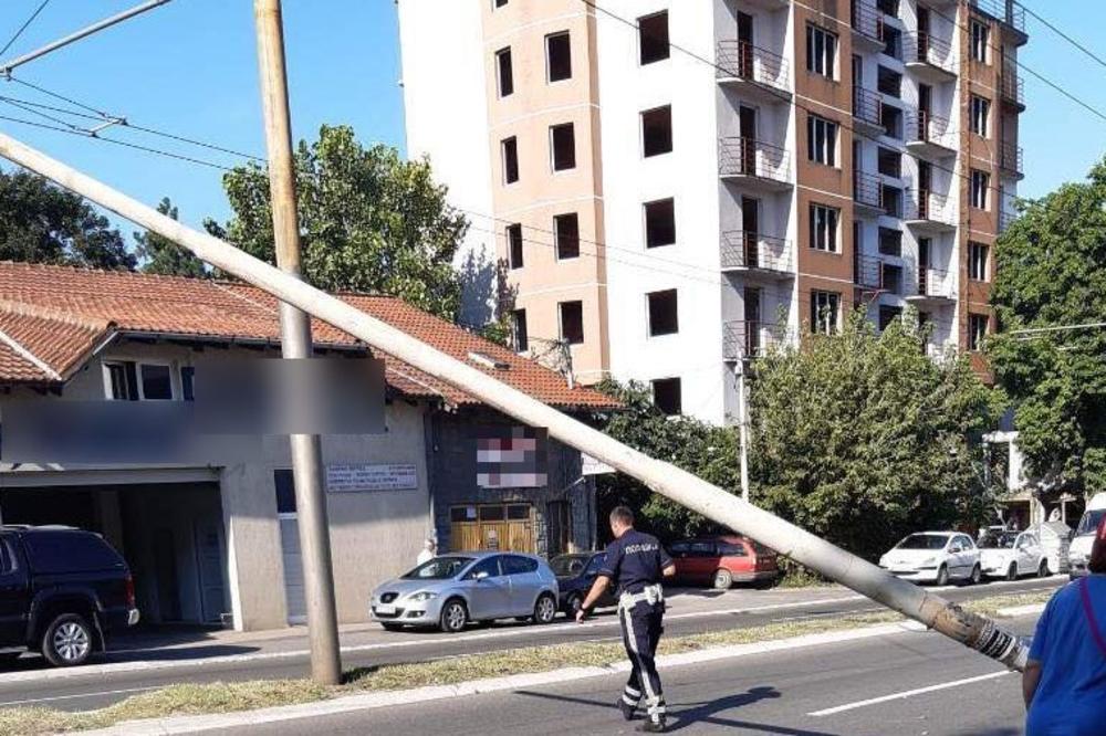 SAOBRAĆAJ NORMALIZOVAN NAKON SAT VREMENA: Pala bandera u Dimitrija Tucovića (FOTO)