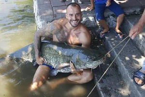 AUUU, KOLIKOG SOMA JE ULOVIO LJUBOMIR KOD ČAČKA: Epska bitka se odigrala ranom zorom na jezeru Međuvršje! Prijatelj morao da mu pomogne da izvuku ribu iz vode (FOTO)