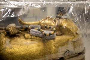 OVO DOSAD NIJE VIĐENO: Zlatni sarkofag drevnog faraona prvi put u javnosti, ide na restauraciju uprkos STRAŠNOJ KLETVI! (FOTO, VIDEO)