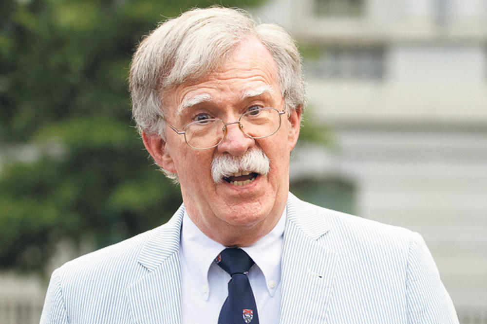 NJEGOVO SVEDOČENJE MOŽE DA POKOPA TRAMPA: Bolton pristao da se pojavi pred Senatom u istrazi o impičmentu (VIDEO)