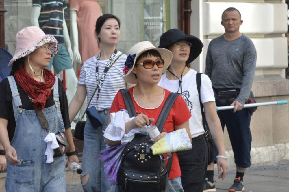 KINEZI NAGRNULI U SRBIJU: Sve više turista iz Azije, ali im je zmija u džepu, najviše novca TROŠE KOMŠIJE!