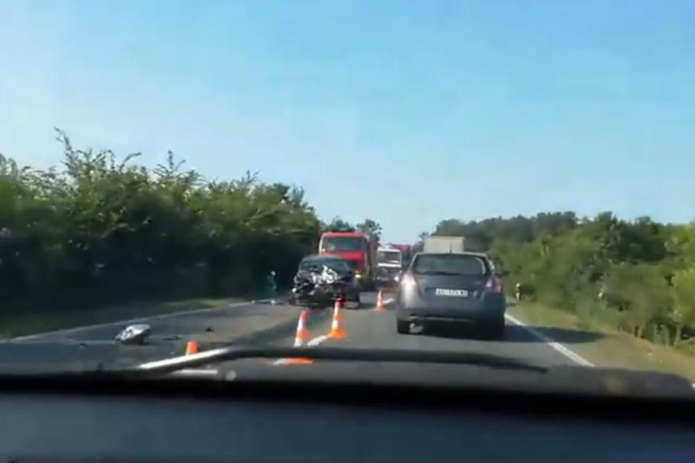 UŽAS NA IBARSKOJ, DIREKTAN SUDAR DVA AUTOMOBILA U VREOCIMA: Vatrogasci seku vozila da izvade povređene, sumnja se da ima mrtvih (VIDEO)