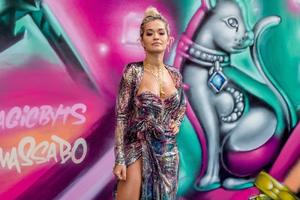 IDI NA ODELJENJE ZA ODRASLE I KUPI PRAVI KUPAĆI: Rita Ora nosila mali bikini i SVE JOJ ISPALO! Grudi kipe! (FOTO, 18+)