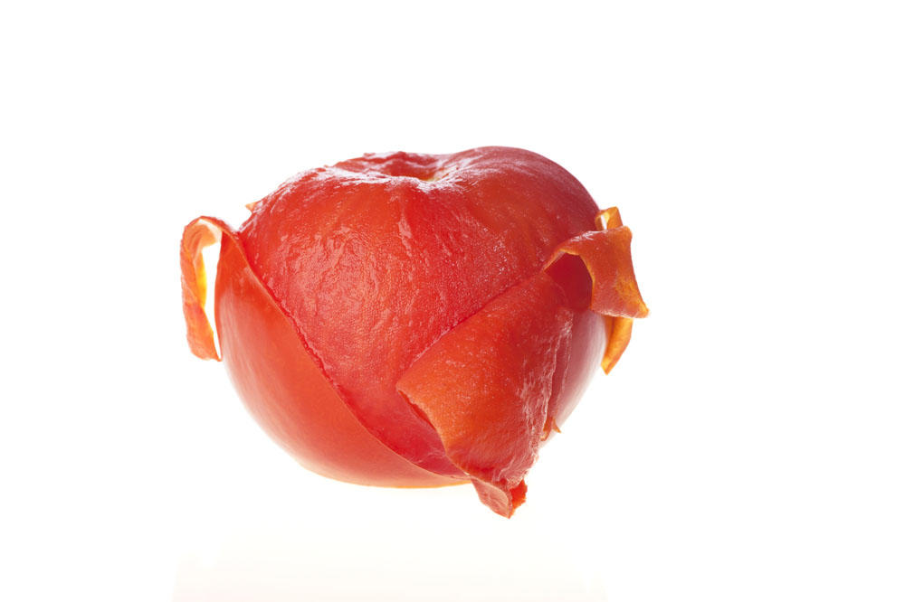 SKINITE KORU BRZO I LAKO SA OVOG POVRĆA: Najbolji trikovi za ljuštenje paradajza