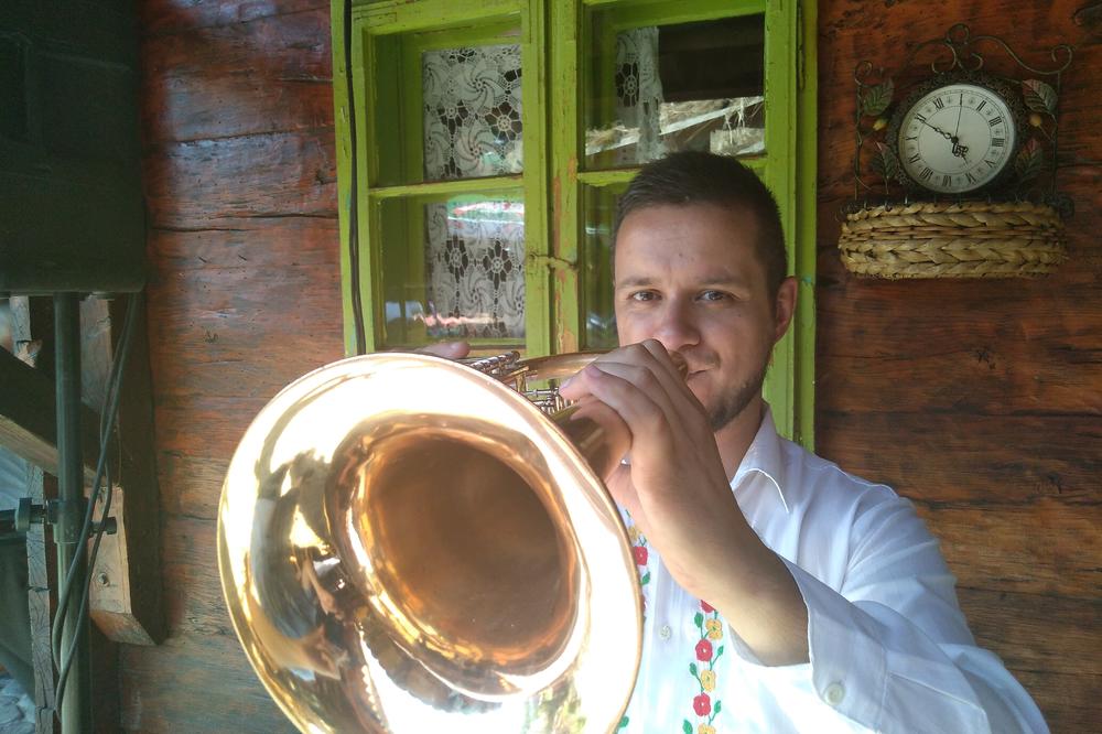 OD OCA NASLEDIO ORKESTAR, JEDINI U GUČI: Dragana (30) je iritirao zvuk trube, a sada je ne ispušta iz ruku, a evo i ko im se najviše oduševi kada ZASVIRAJU (FOTO)