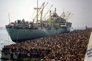 STRAŠNA PRIČA O ALBANSKOJ INVAZIJI: Pre tačno 28 godina u Bari je stigao brod sa 20.000 ljudi, visili su sa jarbola i merdevina! To su bile neviđene scene u Evropi, a danas se istorija ponavlja (VIDEO)