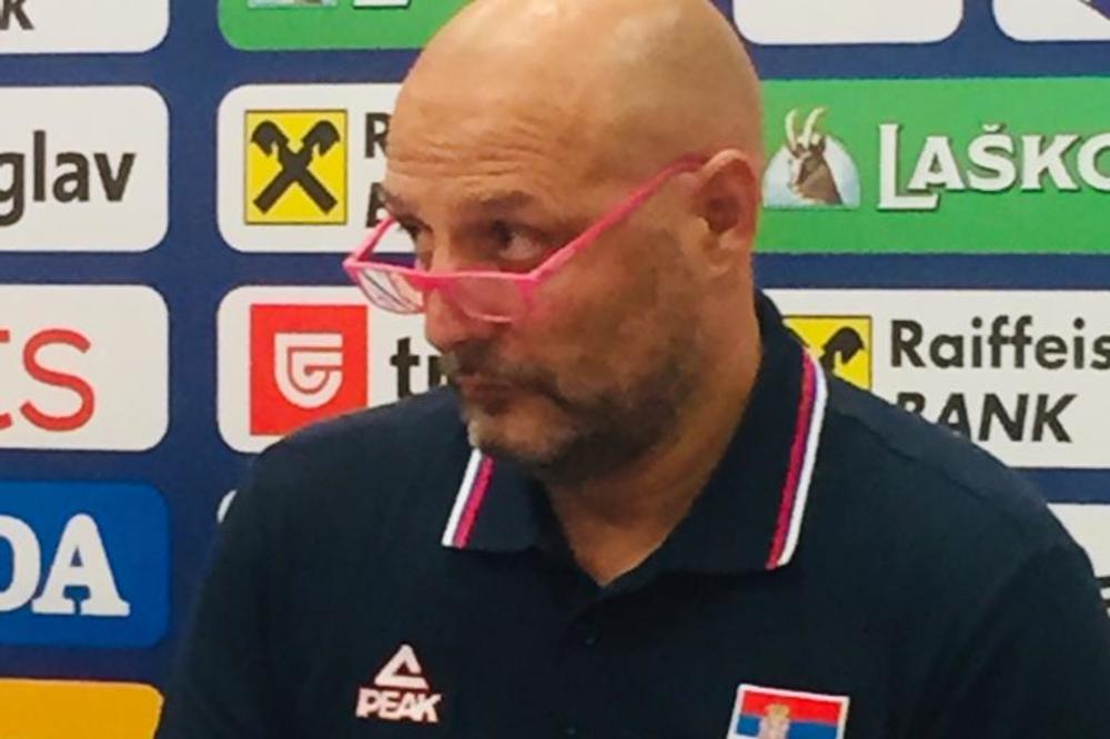 SALE, TOTALNO SI MODERAN MAJKE MI: Pogledajte SPEKTAKULARNE naočare koje selektor Srbije nosi! Javnost je ODUŠEVLJENA! (FOTO)