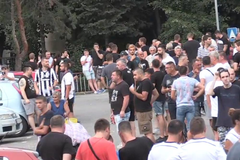 GOREĆE FUDBALSKI HRAM: Pogledajte atmosferu ispred stadiona u Humskoj pred duel Partizana sa Malatjom! (KURIR TV)